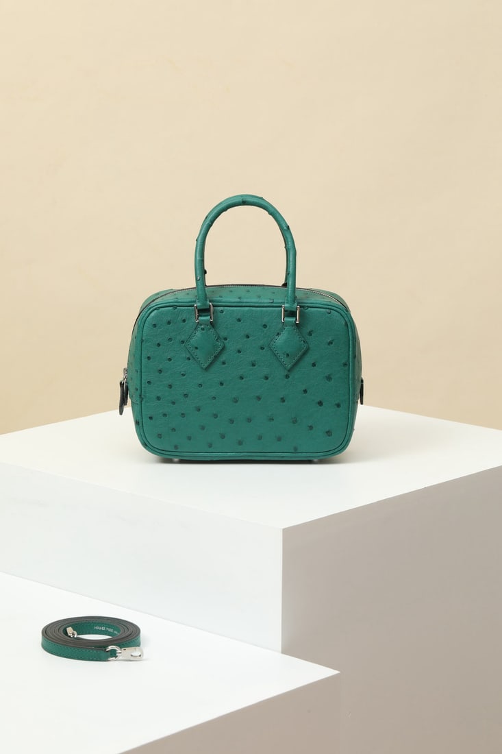 Hermes: Model: PL18 Code: PL180500 Color: U4 Velvet Green Dimensions: Length 18cm x Depth 13cm x Width 6.5cm Shoulder Strap Length: Approx. 89.5cm Mini Plume Ostrich Leather Crossbody Bag Detachable shoulder