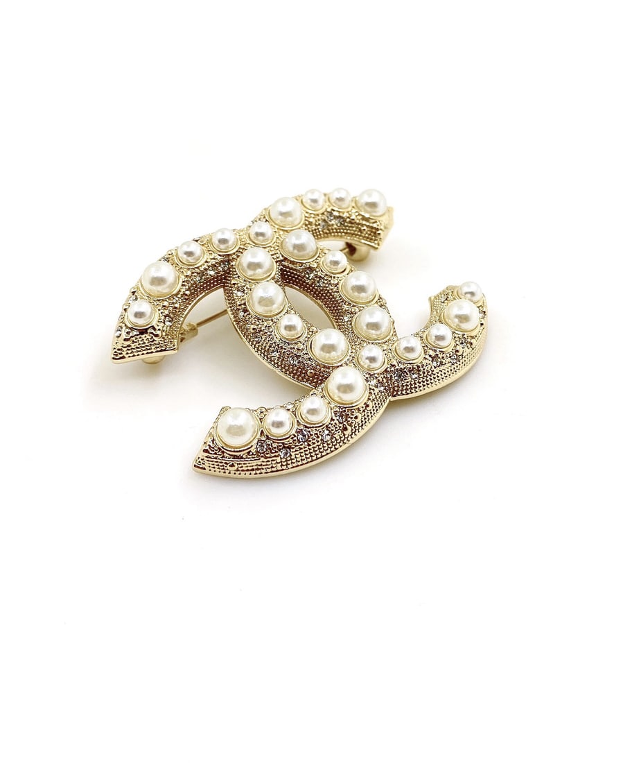 Chanel commemorative edition pearl brooch: Chanel commemorative edition pearl brooch We offer FREE SHIPPING for both domestic and international clients.We accept wire transfer and card payment, for the convenience of international clients' pay