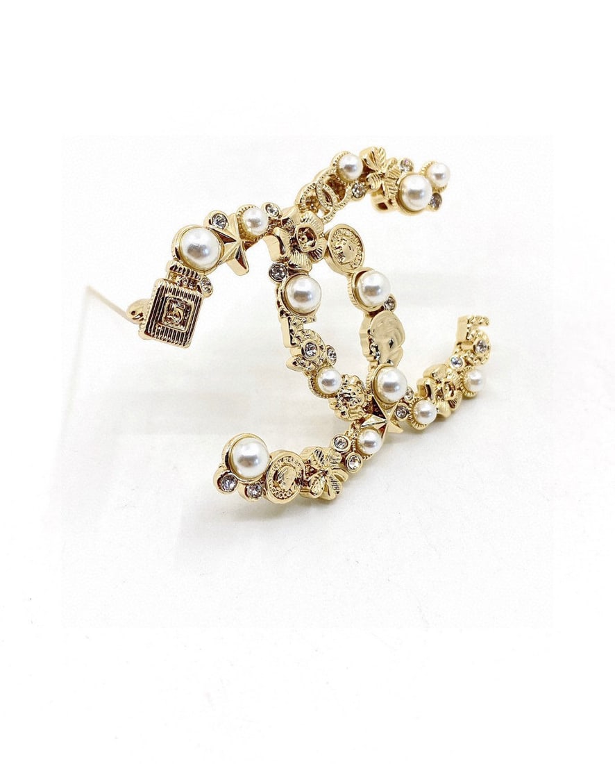 CHANEL Brooch: CHANEL brooch, high end quality, exquisite and delicate, a super fairy like and beautiful piece. We offer FREE SHIPPING for both domestic and international clients.We accept wire transfer and card pay