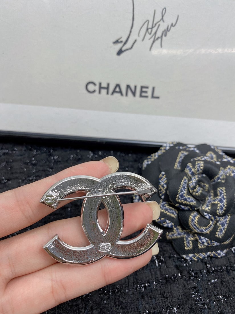 CHANEL brooch: A high end, exquisite, delicate, and incredibly beautiful fairy like piece. We offer FREE SHIPPING for both domestic and international clients.We accept wire transfer and card payment, for the conveni