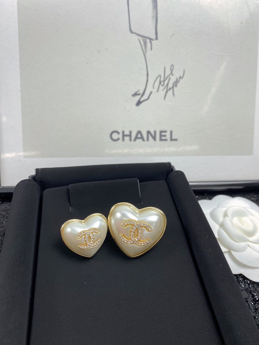 CHANEL brooch: A high end, exquisite, and incredibly beautiful piece, perfect for a fairy like girl. We offer FREE SHIPPING for both domestic and international clients.We accept wire transfer and card payment, for t