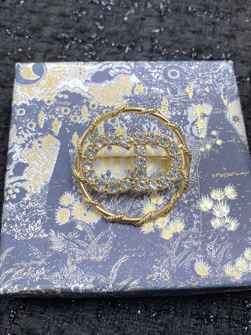 Dior brooch: A high end, exquisite, delicate, and incredibly beautiful fairy like piece. We offer FREE SHIPPING for both domestic and international clients.We accept wire transfer and card payment, for the conveni