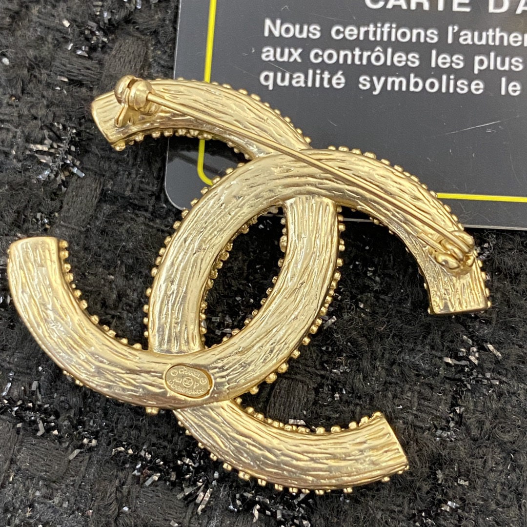 CHANEL brooch: High quality classic colors that flatter your skin tone and make you look fairer, making you beautiful this season. We offer FREE SHIPPING for both domestic and international clients.We accept wire tr