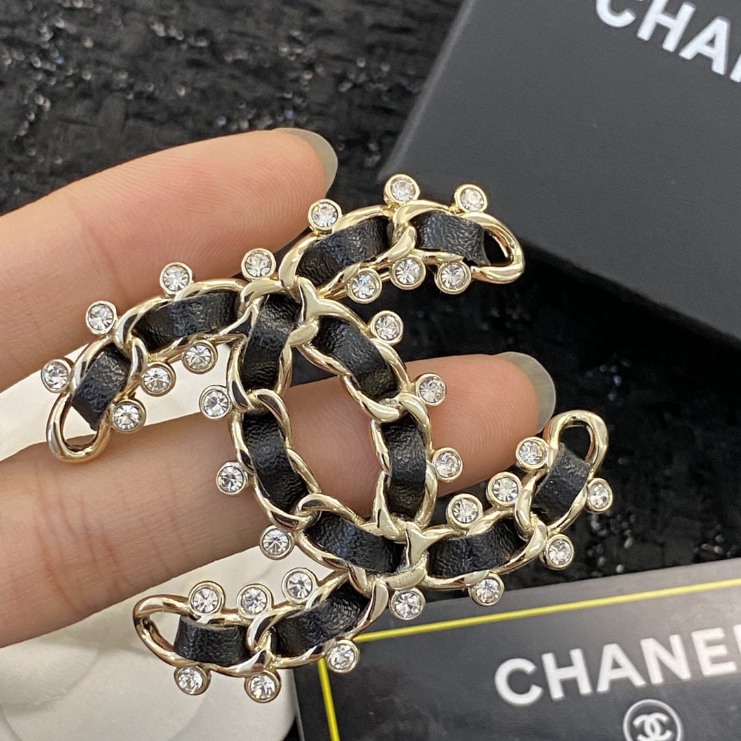 CHANEL brooch: High quality classic colors that flatter your skin tone and make you look fairer, making you beautiful this season. We offer FREE SHIPPING for both domestic and international clients.We accept wire tr