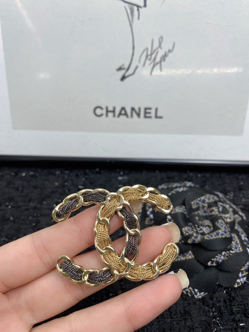 CHANEL brooch: A high end, exquisite, delicate, and incredibly beautiful fairy like piece. We offer FREE SHIPPING for both domestic and international clients.We accept wire transfer and card payment, for the conveni