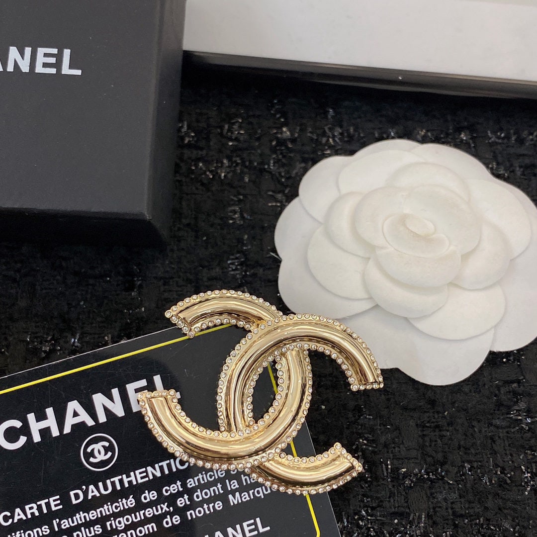 CHANEL brooch: A high end, exquisite, delicate, and incredibly beautiful fairy like piece. We offer FREE SHIPPING for both domestic and international clients.We accept wire transfer and card payment, for the conveni