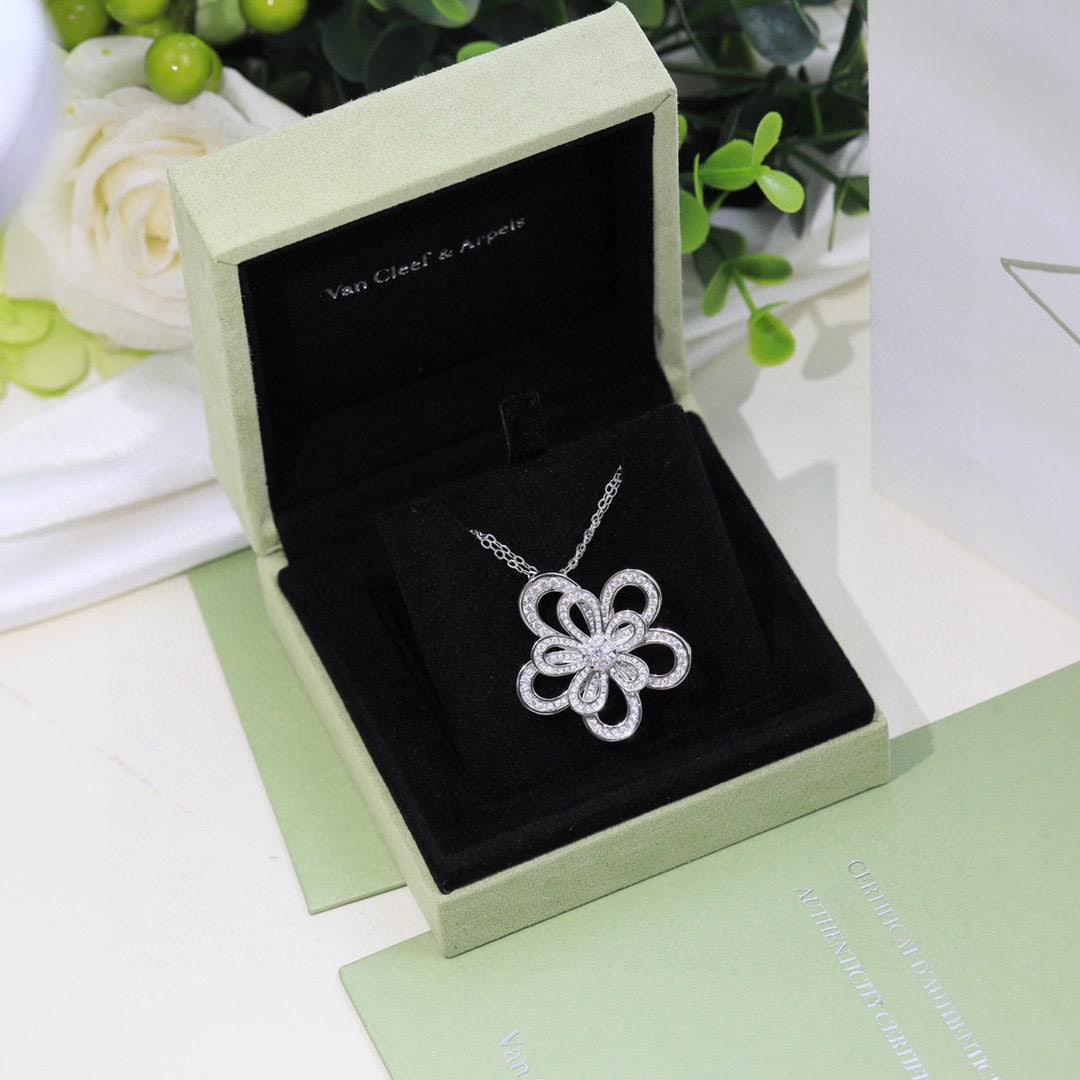 Van Cleef Arpels Flowerlace Large Flower Necklace: Van Cleef Arpels Flowerlace necklace is both elegant and gentle, more eye catching than a four leaf clover. The openwork design is lightweight and three dimensional. The chain can be removed and worn 