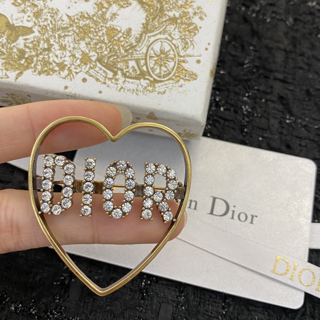 Dior brooch: A high end, exquisite, delicate, and incredibly beautiful fairy like piece. We offer FREE SHIPPING for both domestic and international clients.We accept wire transfer and card payment, for the conveni
