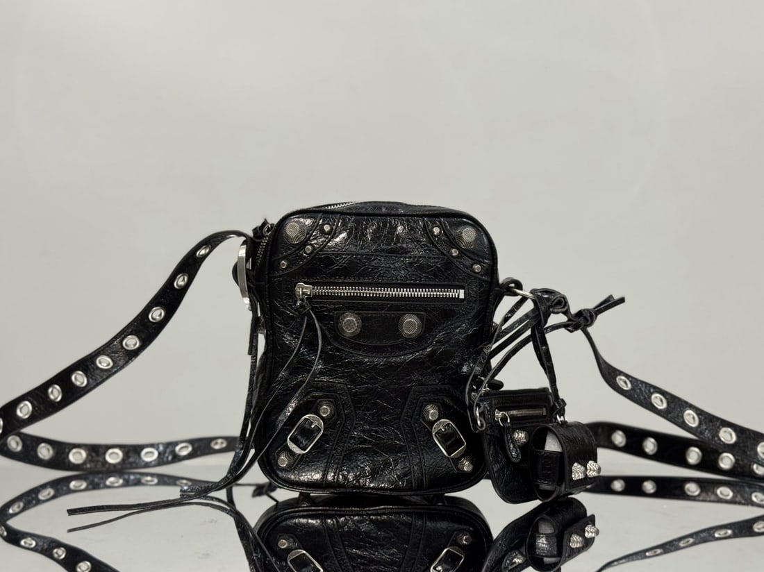 Balenciaga motorcycle bag: This motorcycle bag is a modern take on the traditional motorcycle bag, retaining classic motorcycle elements while exuding a bold and avant garde rock 'n' roll vibe. Its capacity is large enough to m
