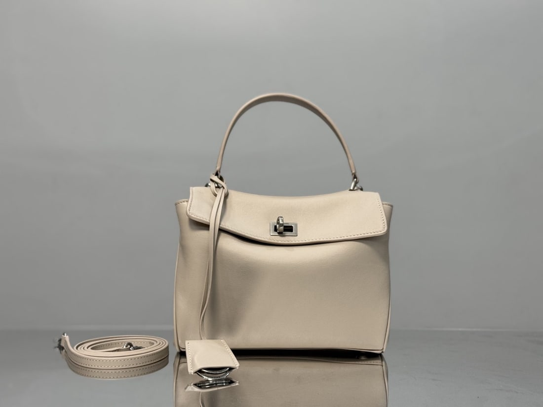 Balenciaga Rodeo Bag series handbags: The mini apricot colored Balenciaga Rodeo Bag with silver hardware redefines a new style. Its relaxed, slouchy silhouette suits Balenciaga perfectly, exuding a rebellious spirit. The leather looks