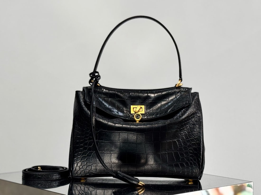 Balenciaga Rodeo Bag: The Balenciaga Rodeo Bag series redefines a new style. Its relaxed, slouchy silhouette suits Balenciaga perfectly, exuding a rebellious spirit. The leather looks incredibly high quality, and the