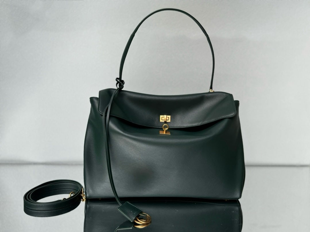 Balenciaga Rodeo Bag: The Balenciaga Rodeo Bag series redefines a new style. Its relaxed, slouchy silhouette suits Balenciaga perfectly, exuding a rebellious spirit. The leather looks incredibly high quality, and the black