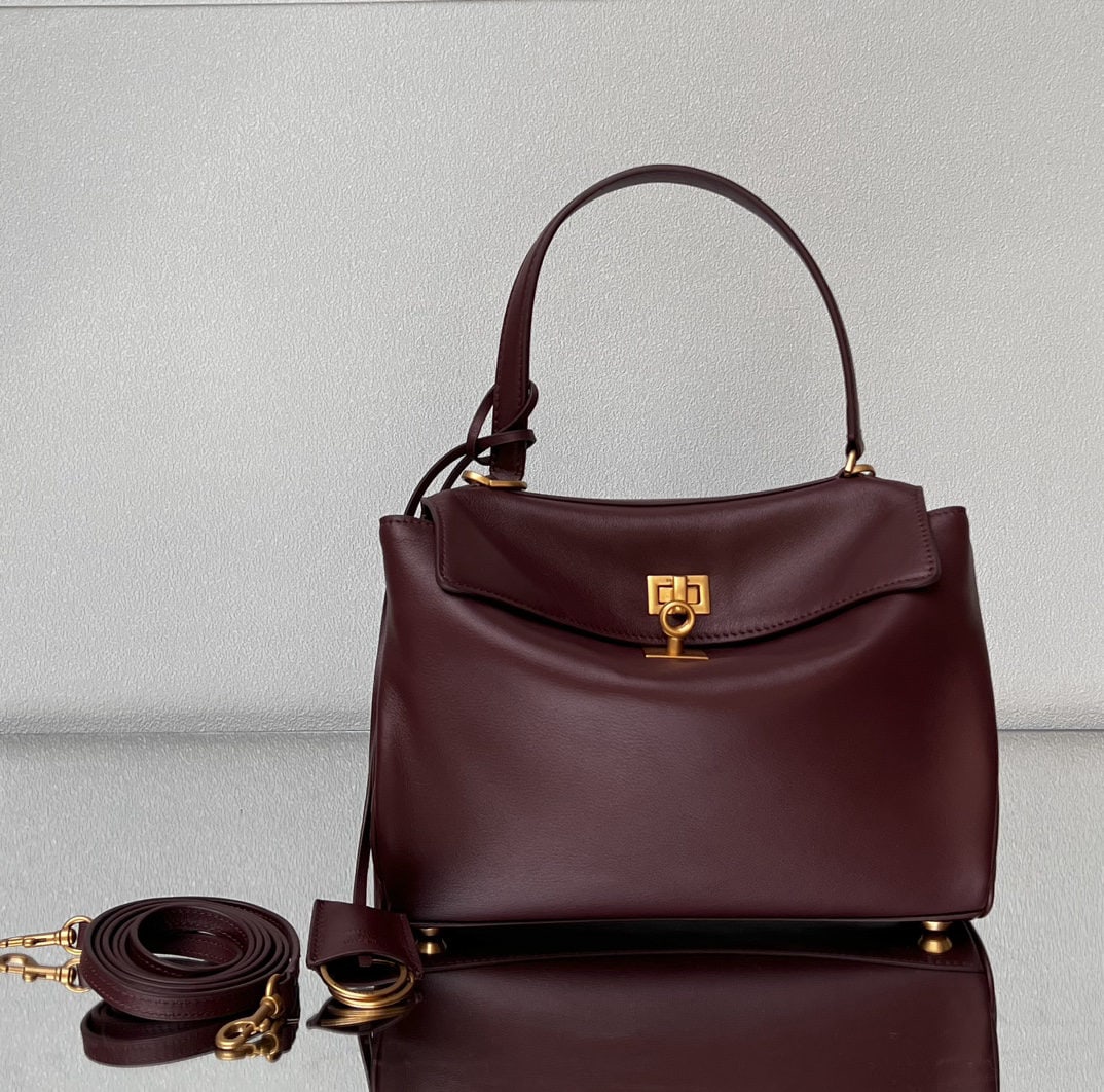 Balenciaga Rodeo Bag: The Balenciaga Rodeo Bag series redefines a new style. Its relaxed, slouchy silhouette suits Balenciaga perfectly, exuding a rebellious spirit. The leather looks incredibly high quality, and the black