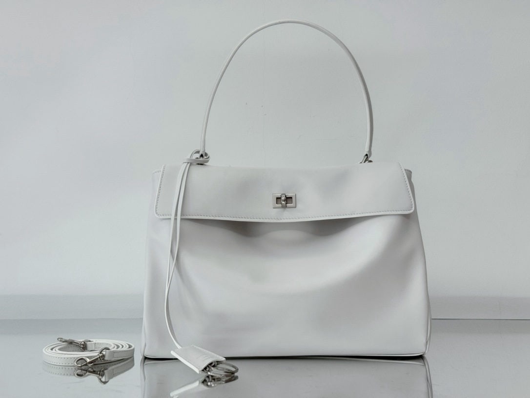 Balenciaga Rodeo Bag: The Balenciaga Rodeo Bag series redefines a new style. Its relaxed, slouchy silhouette suits Balenciaga perfectly, exuding a rebellious spirit. The leather looks incredibly high quality, and the black