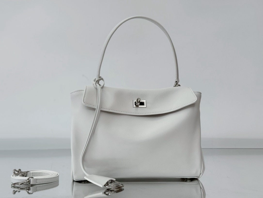 Balenciaga Rodeo Bag: The Balenciaga Rodeo Bag series redefines a new style. Its relaxed, slouchy silhouette suits Balenciaga perfectly, exuding a rebellious spirit. The leather looks incredibly high quality, and the black