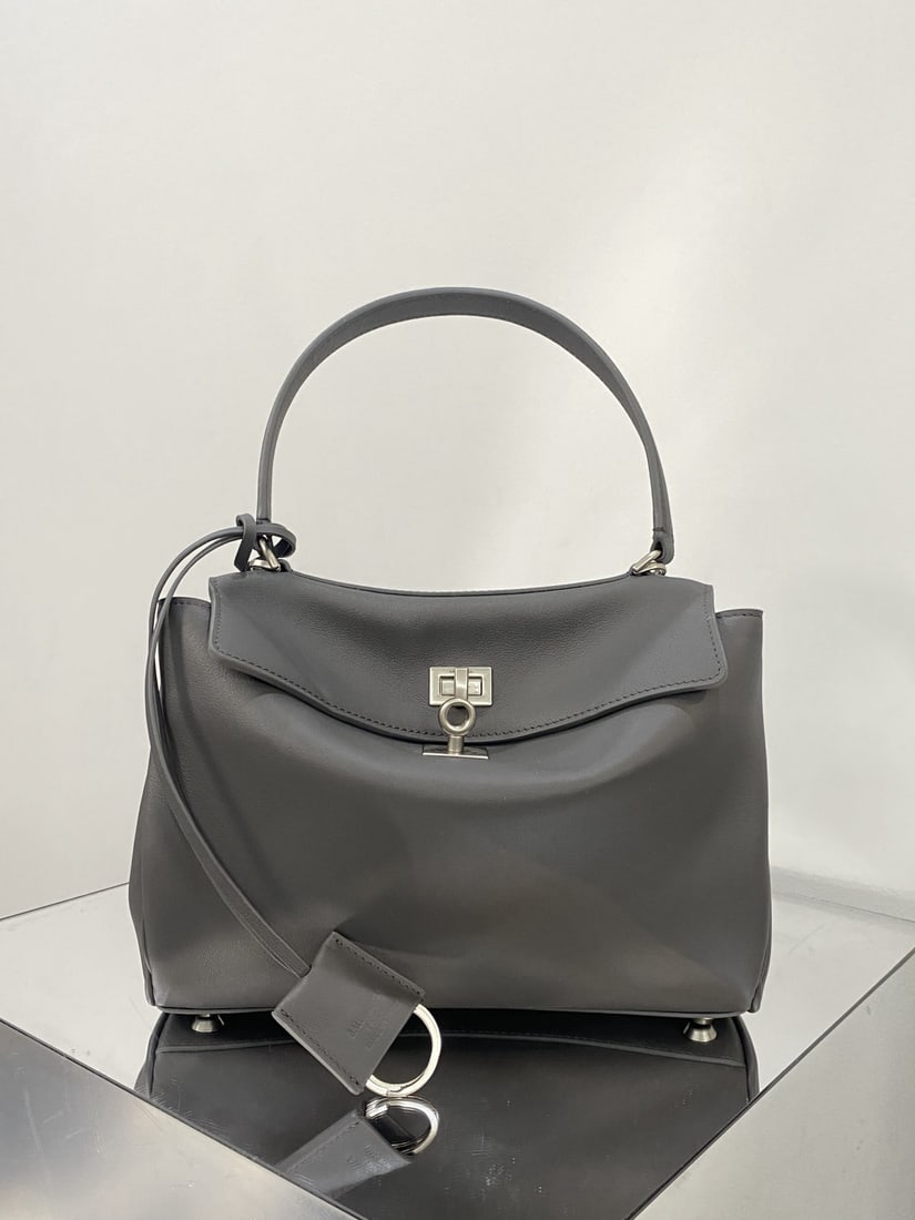 Balenciaga Rodeo Bag: The Balenciaga Rodeo Bag series redefines a new style. Its relaxed, slouchy silhouette suits Balenciaga perfectly, exuding a rebellious spirit. The leather looks incredibly high quality, and the black