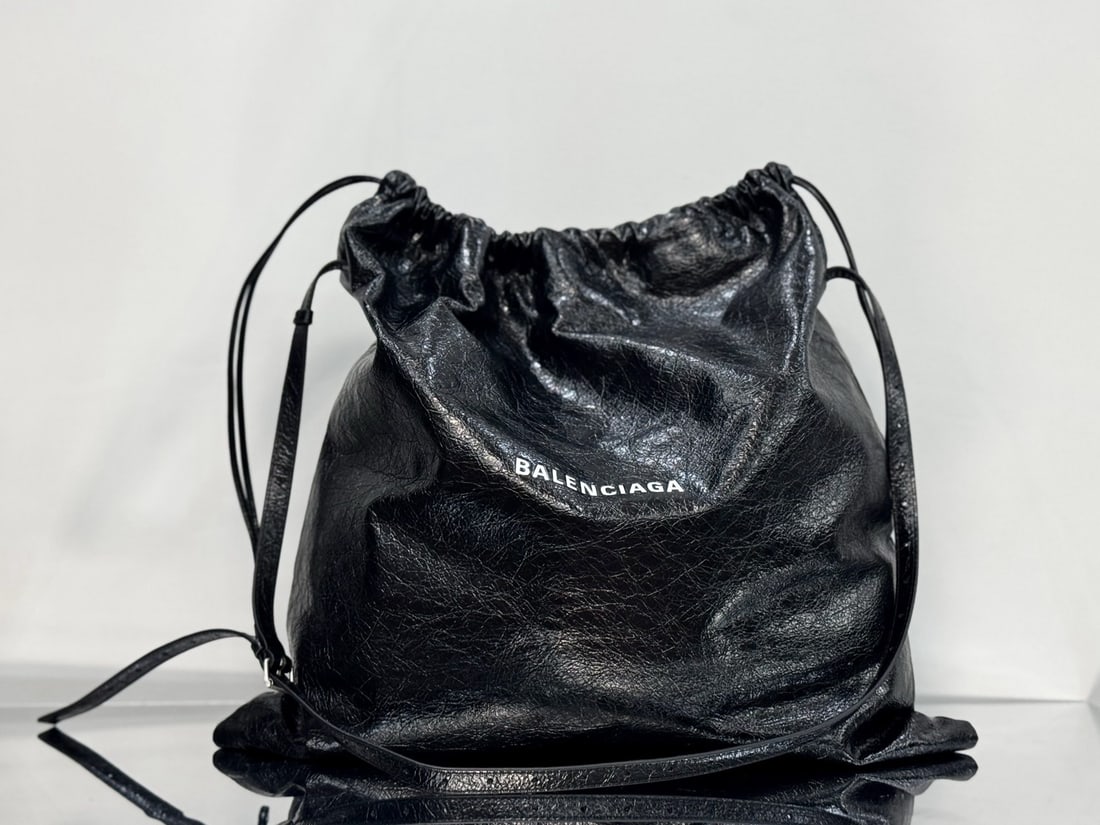 Balenciaga shopper dustbag: Balenciaga Shopper Dust Bag: This isn't your average bag; it's a perfect blend of fashion and practicality, an ultimate expression of individuality and trendiness. Made of classic crackled lambskin wi