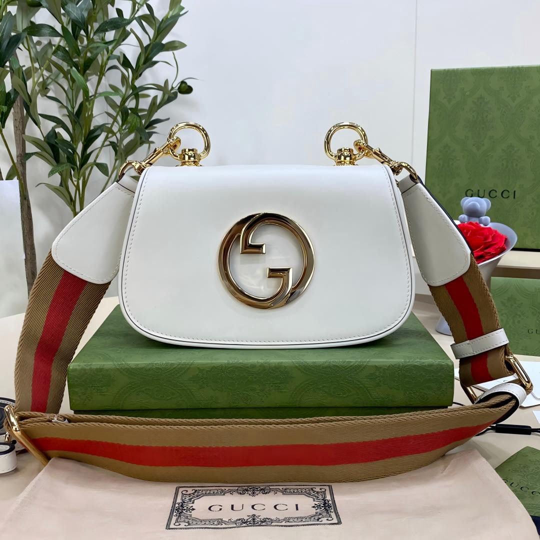 GUCCI Blondie: The GUCCI Blondie mini handbag, part of the new fashion collection, features elements from the brand's heritage, reinterpreting the interlocking double G logo in geometric shapes to create a variety o