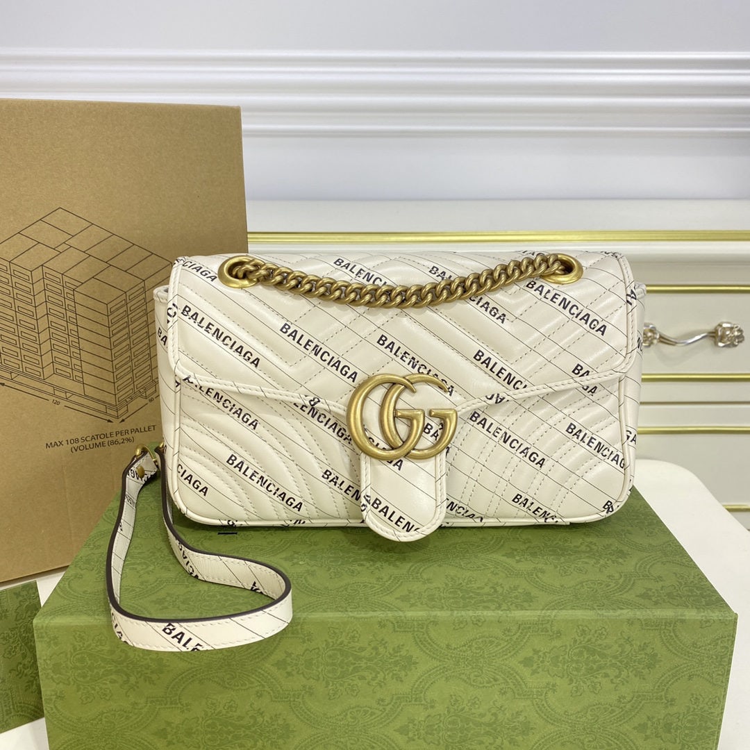 GUCCI Diana The Hacker Project: The Hacker Project, a collaboration between GUCCI and Marmont, features a medium sized white bag. The "Aria" fashion collection explores the concepts of originality and appropriation in the fashion wo