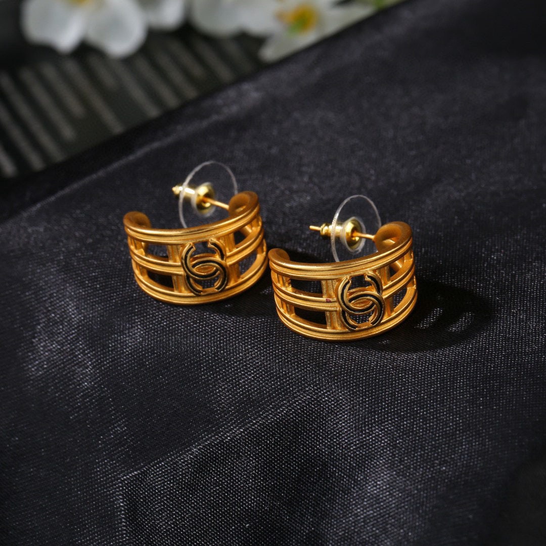 Chanel vintage metal earrings: Chanel vintage metal earrings, simple yet sophisticated; Chanel double C stud earrings. We offer FREE SHIPPING for both domestic and international clients.We accept wire transfer and card payment, for