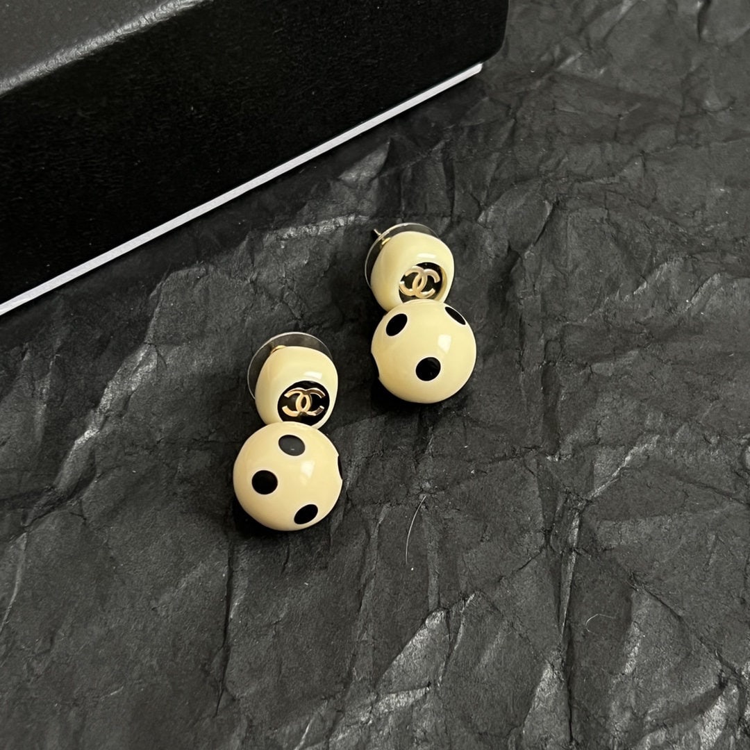 Chanel vintage earrings: Chanel vintage earrings are very beautiful, exquisite, and elegant, exuding a sophisticated charm. We offer FREE SHIPPING for both domestic and international clients.We accept wire transfer and card p