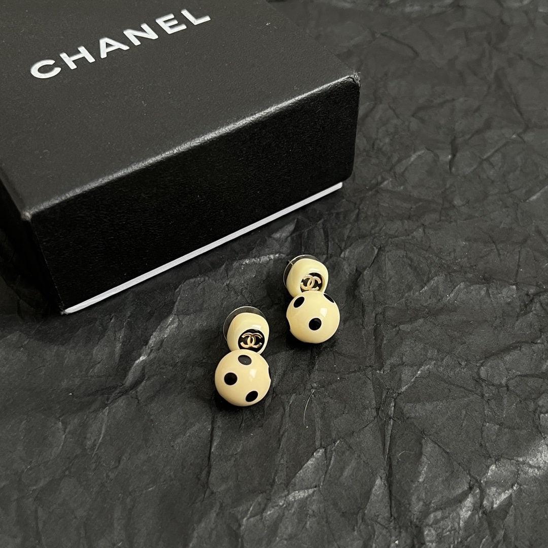 Celine earrings: Celine earrings have always been a benchmark in minimalist fashion. Their bold designs are timeless and versatile, making them even more fashionable. We offer FREE SHIPPING for both domestic and inter