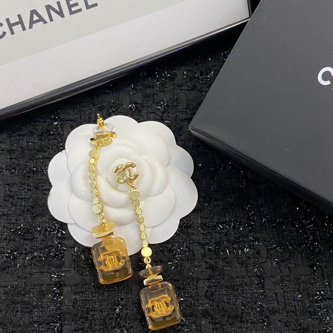 Chanel earrings, brown sugar glass perfume bottle rhinestone earrings: Chanel stud earrings, featuring a brown sugar glass perfume bottle design and rhinestones, are exquisitely crafted and evoke the feeling of autumn leaves flowing past the ears. We offer FREE SHIPPING 
