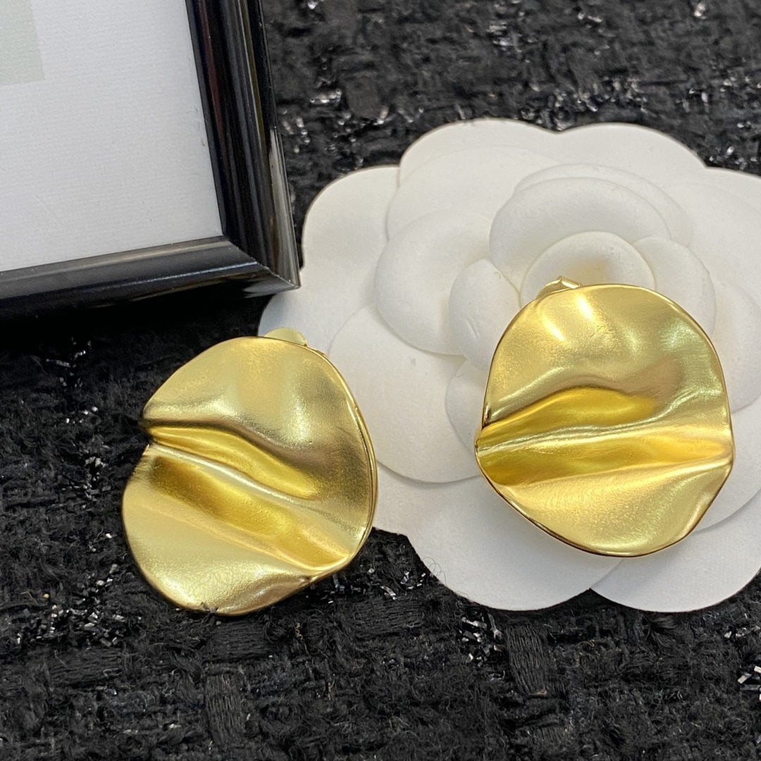 Celine Embossed Gold Sequin Earrings: Celine embossed gold stud earrings are stylish and simple, exuding a vintage vibe that is both sophisticated and uniquely fashionable. We offer FREE SHIPPING for both domestic and international client