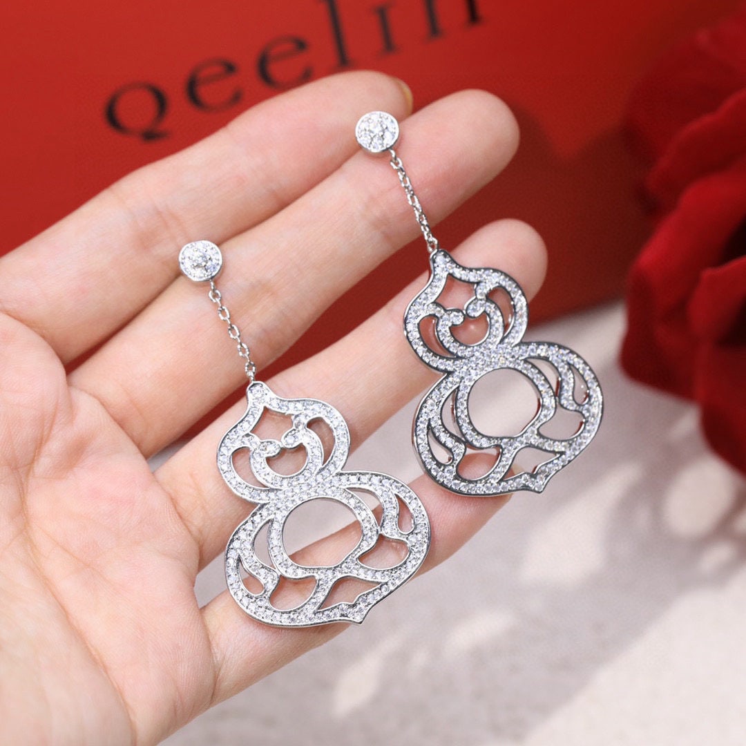 qeelin: Popular Qeelin jewelry, Qeelin, the same style worn by celebrities, presents the S Wulu gourd earrings and studs. Qeelin introduces the new Wulu series, a delicate gourd shaped earring series designed