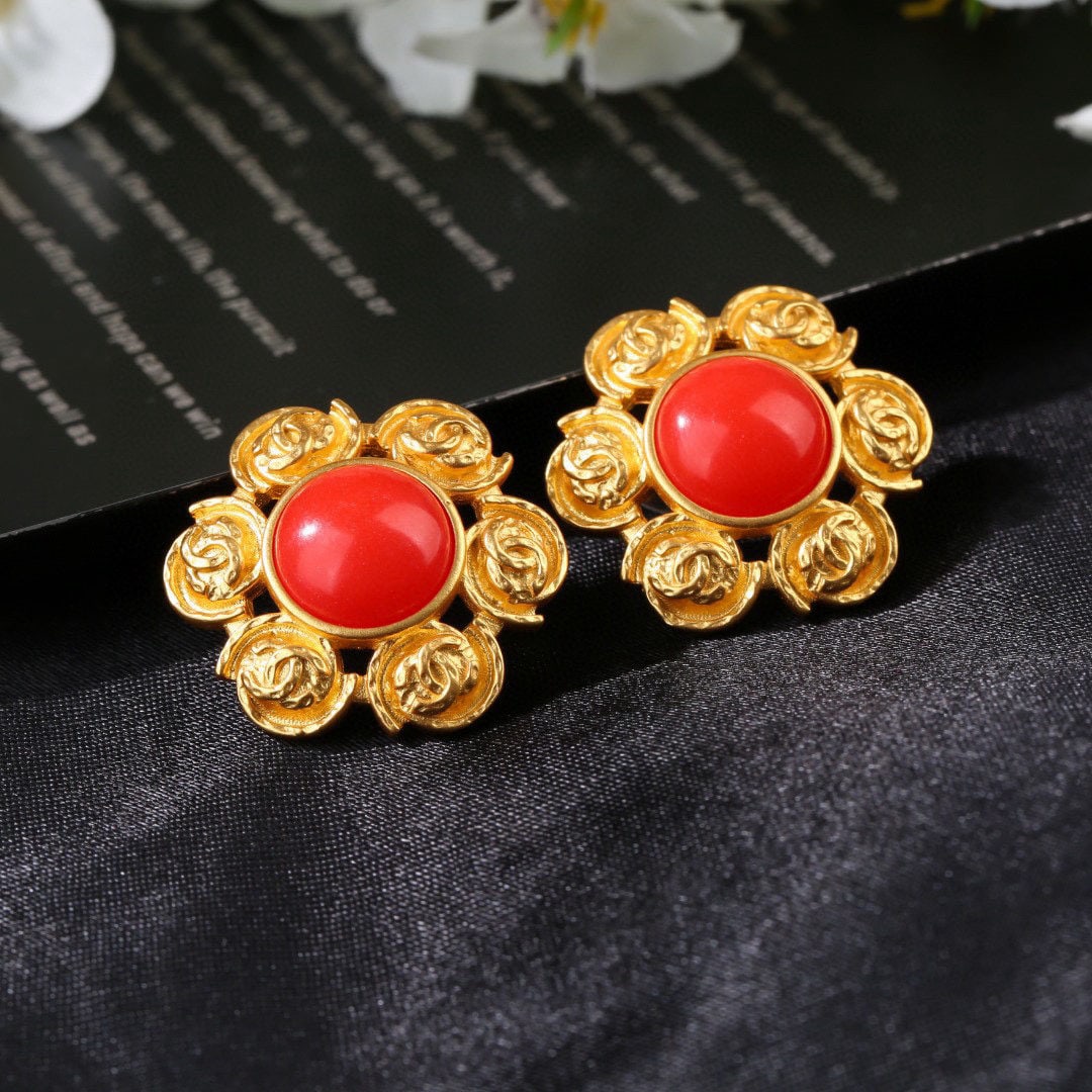 Chanel vintage metal earrings: Chanel vintage metal earrings, simple yet sophisticated; Chanel double C stud earrings. We offer FREE SHIPPING for both domestic and international clients.We accept wire transfer and card payment, for