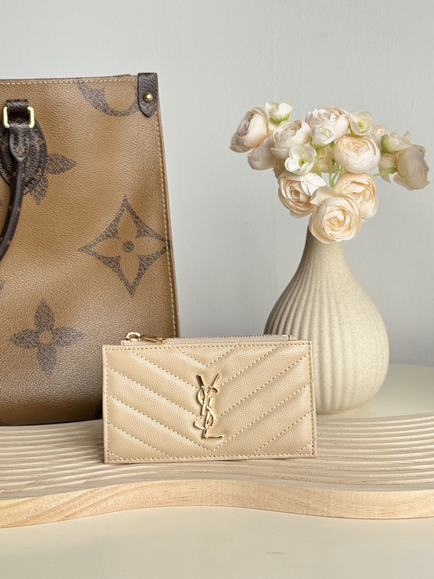 Yves Saint Laurent: Yves Saint Laurent card holder, made of SAINT LAURENT pebbled leather! One of the most beautiful card holders ever made; very compact and exquisite; extremely durable and scratch resistant, suitable f