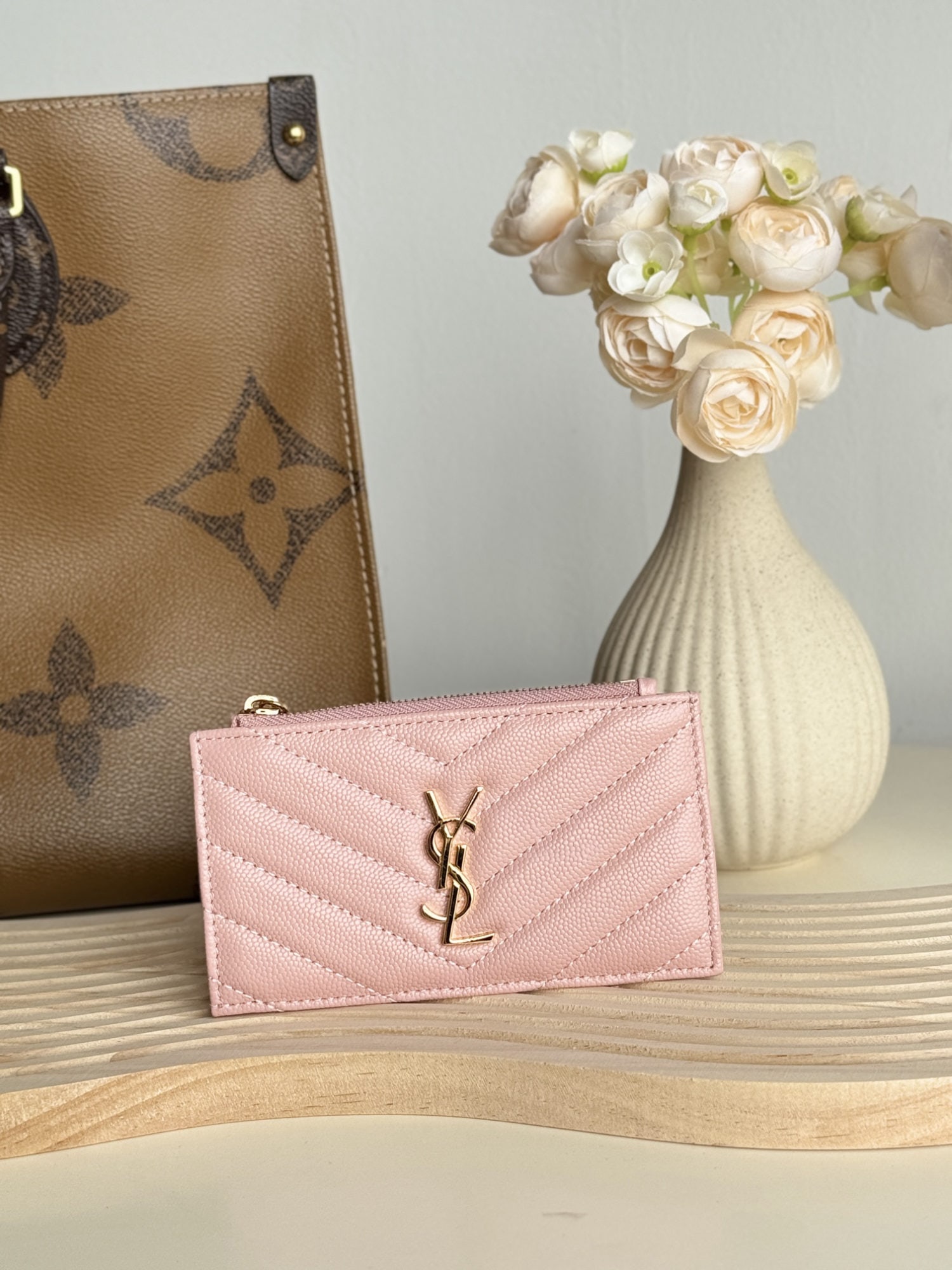 Yves Saint Laurent: Yves Saint Laurent card holder, made of SAINT LAURENT pebbled leather! One of the most beautiful card holders ever made; very compact and exquisite; extremely durable and scratch resistant, suitable f