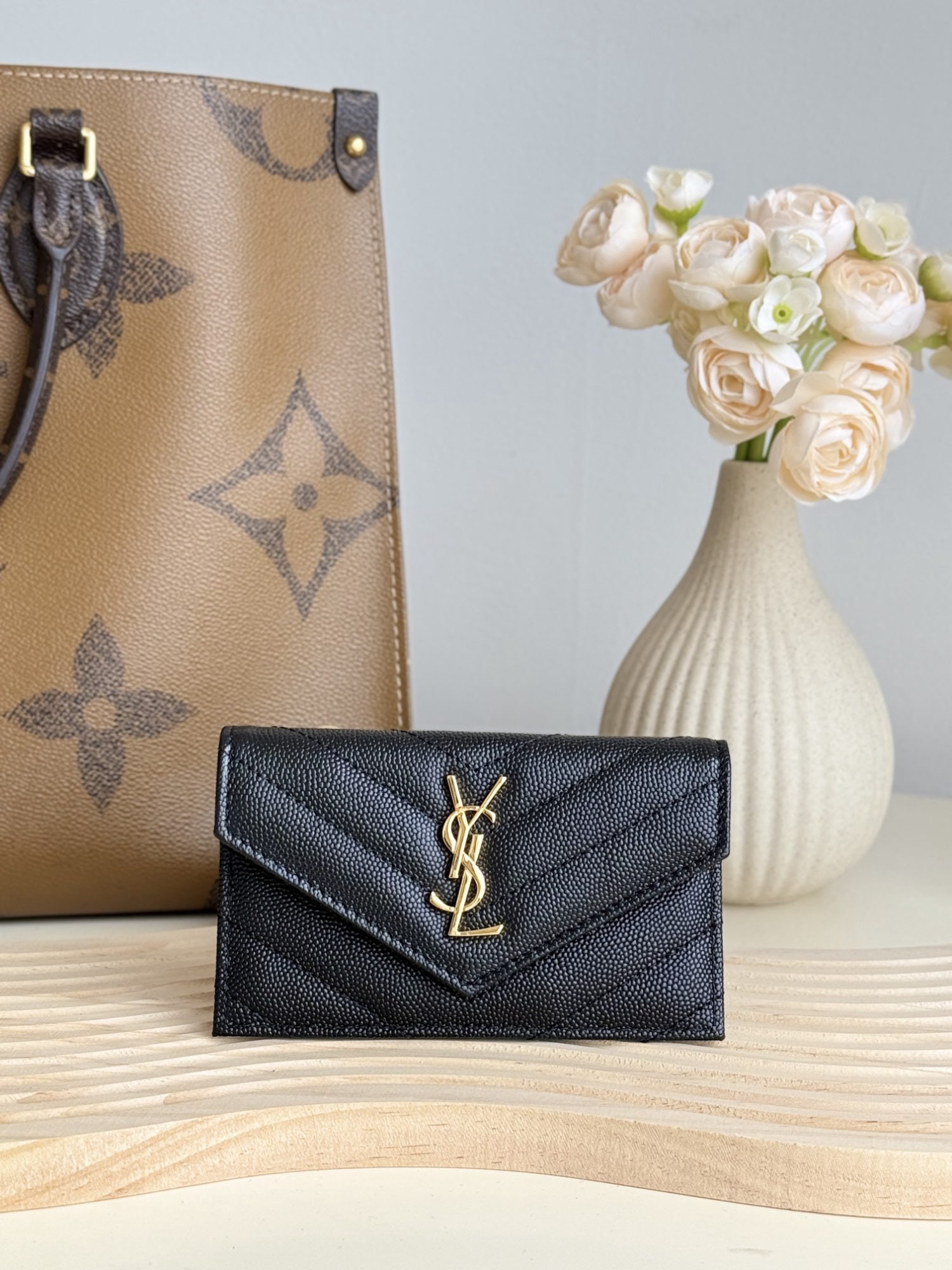 Yves Saint Laurent: 2024 NEW SAINT LAUR ENT Yves Saint Laurent Trend Flap Zipper Card Holder, made of top grain cowhide leather with a metal free tanning process, featuring the classic Yves Saint Laurent logo and