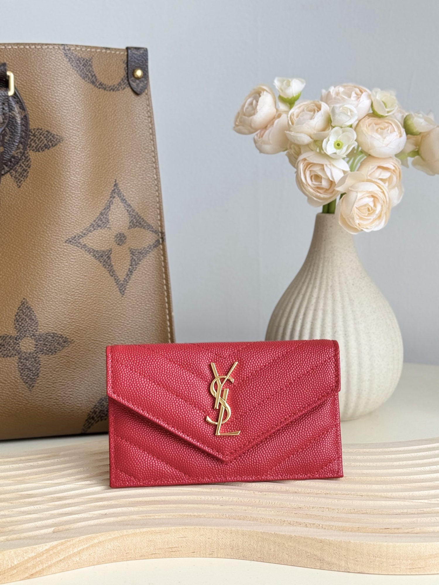 Yves Saint Laurent: 2024 NEW SAINT LAUR ENT Yves Saint Laurent Trend Flap Zipper Card Holder, made of top grain cowhide leather with a metal free tanning process, featuring the classic Yves Saint Laurent logo and