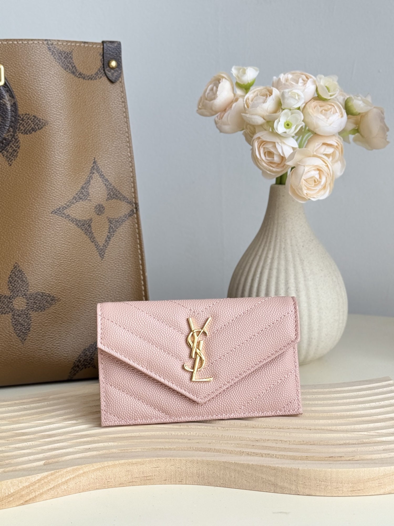 Yves Saint Laurent: 2024 NEW SAINT LAUR ENT Yves Saint Laurent Trend Flap Zipper Card Holder, made of top grain cowhide leather with a metal free tanning process, featuring the classic Yves Saint Laurent logo and