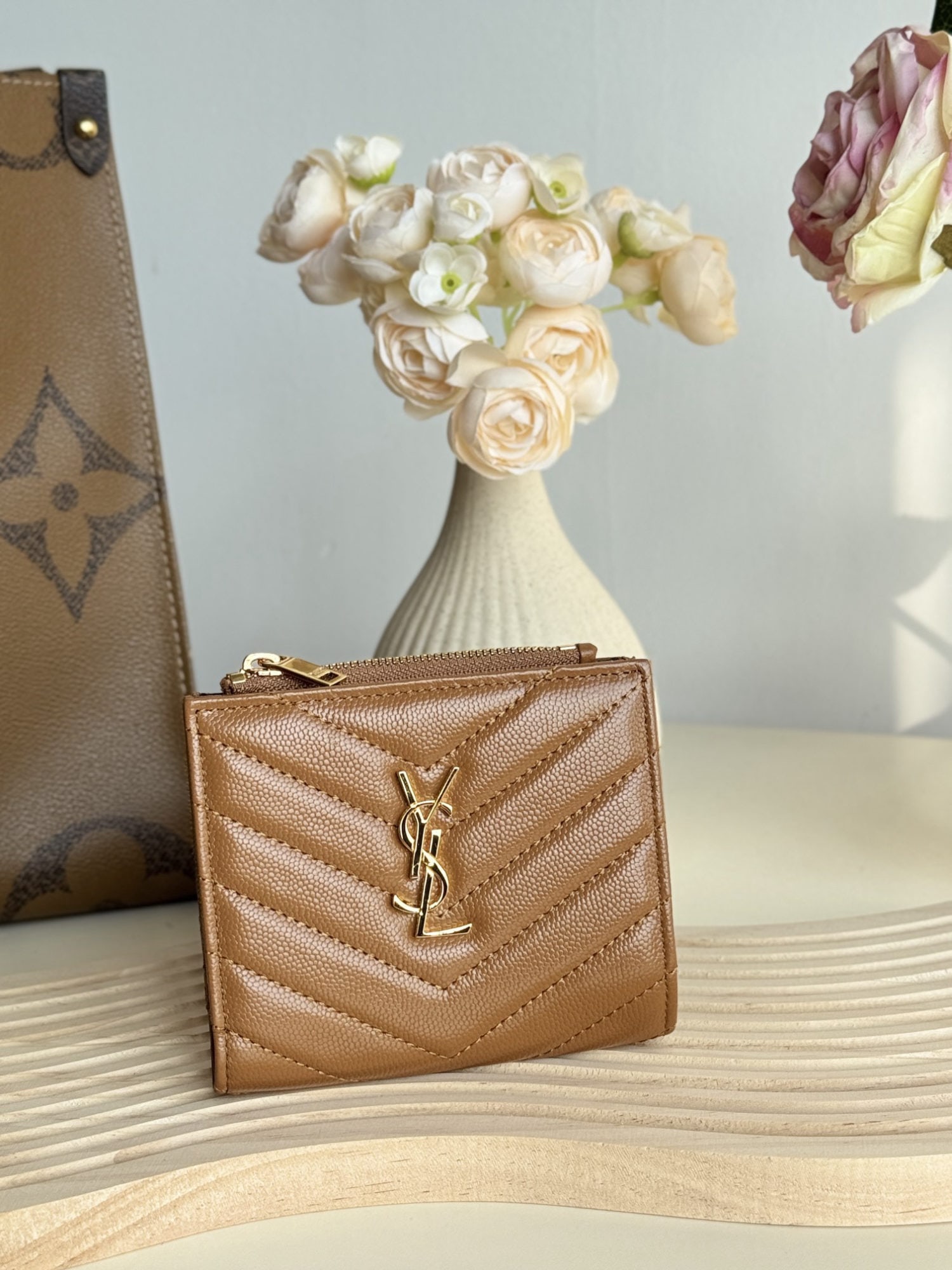 Yves Saint Laurent: Yves Saint Laurent caviar card holder, very practical, with a visible ID card slot! Made of cowhide and lambskin. Dimensions: 10x8x2 mm. We offer FREE SHIPPING for both domestic and international clie