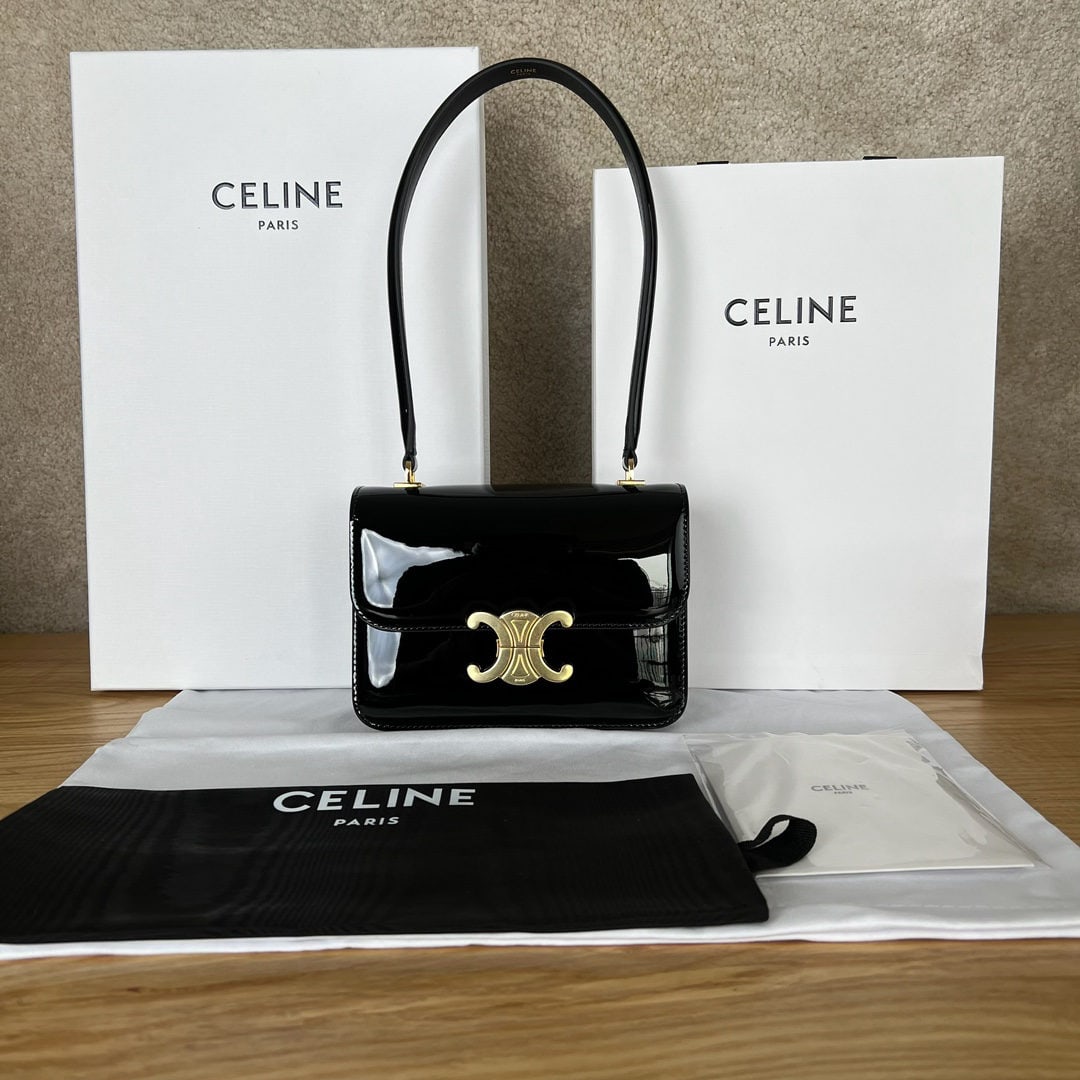 Celine: TEEN GARANCE patent leather handbag, 18.5 x 13 x 6 cm. Features cowhide leather, sheepskin lining, shoulder and handle straps, TRIOMPHE metal lock, 3 interior compartments, 1 interior zip pocket, 1