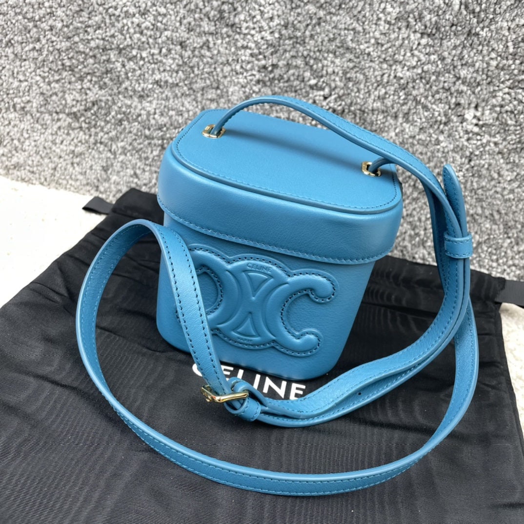 Celine: Box TRIOMPHE small blue smooth calfskin handbag, measuring 11x11x11 cm. This model cannot accommodate larger smartphones such as the Plus. Suitable for crossbody and shoulder wear. We offer FREE SHIPP