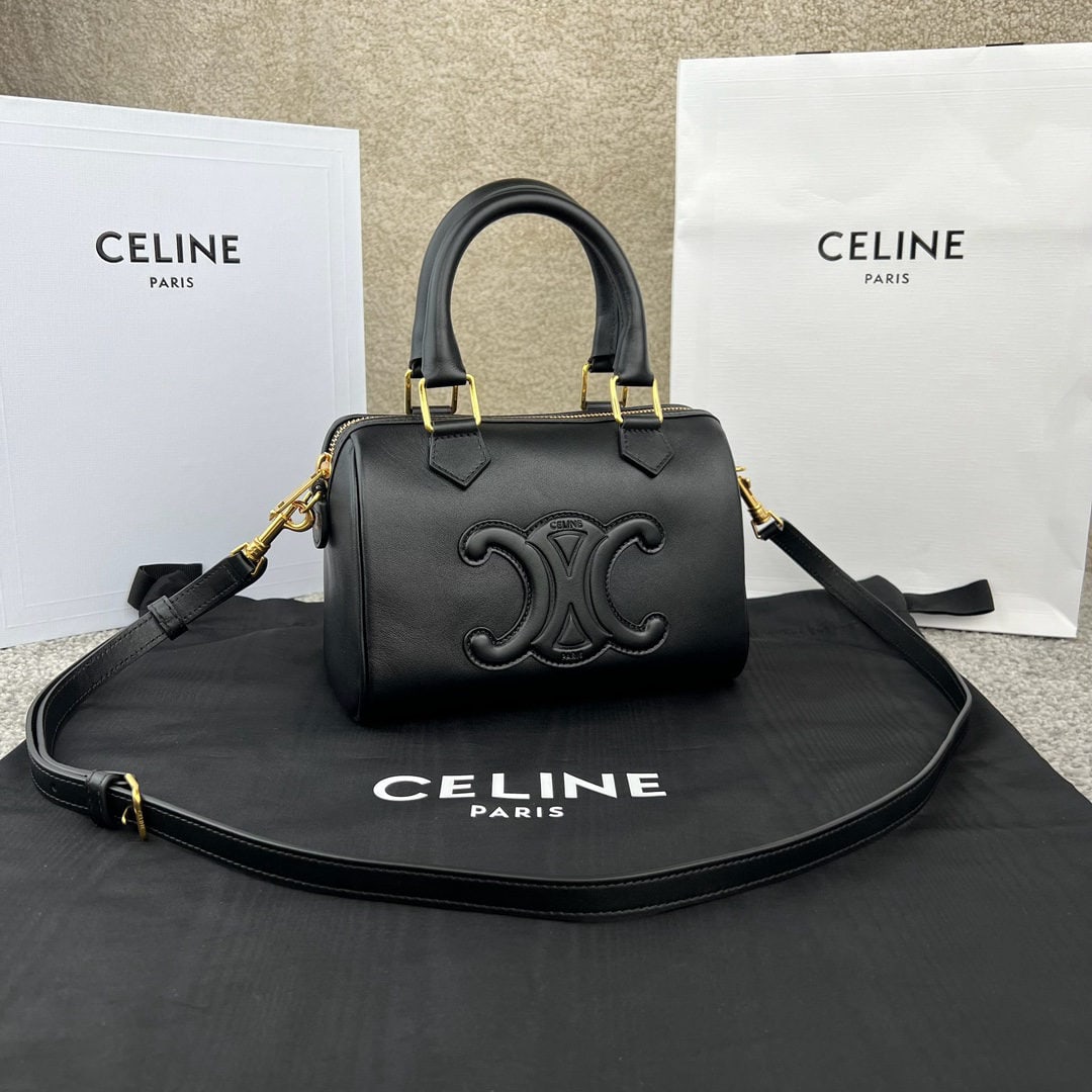 Celine: Small smooth calfskin Boston bag, 20 x 14 x 10.5 cm, calfskin leather, suede lining with gold trim, handles, shoulder bag, and crossbody bag with zip closure, one main compartment, one interior flat