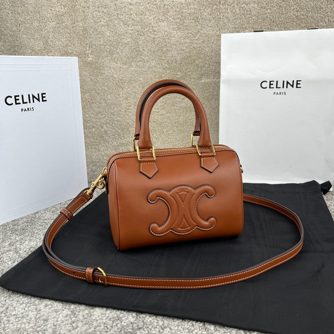 Celine: Small smooth calfskin Boston bag, 20 x 14 x 10.5 cm. Made of calfskin leather with suede lining and gold tone finish. Features handles, shoulder bag, and crossbody bag. Zip closure. One main
