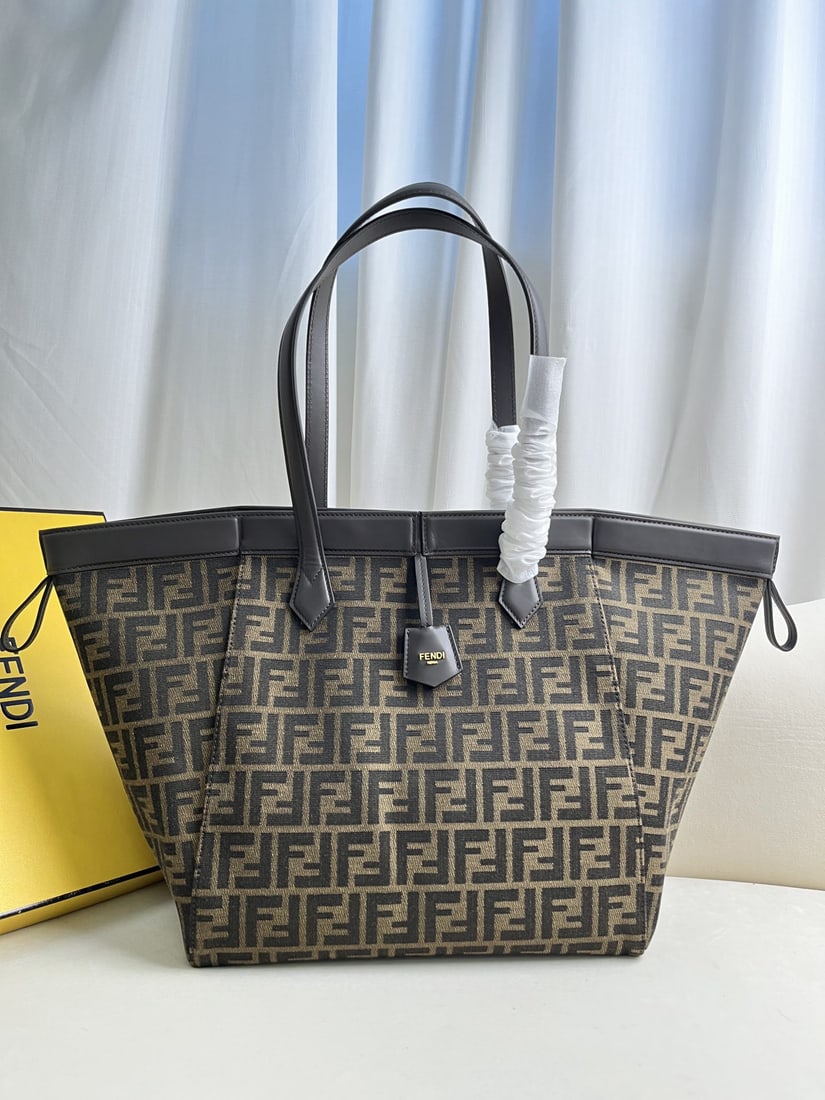 Fendi Origami: The large Origami magic bag features classic dark brown calfskin leather, exuding a luxurious feel. Eight hidden magnetic clasps allow the bag to cleverly transform into a tote or fold into an Origami