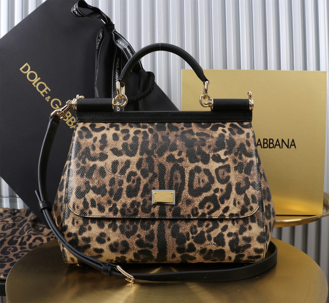 Dolce & Gabbana: Dolce & Gabbana (Leopard Print Leather) in Maillard Colors: Leopard print, a classic, blends extreme and neutral beauty, exuding not only sexiness but also wildness. A small touch adds a powerful pres