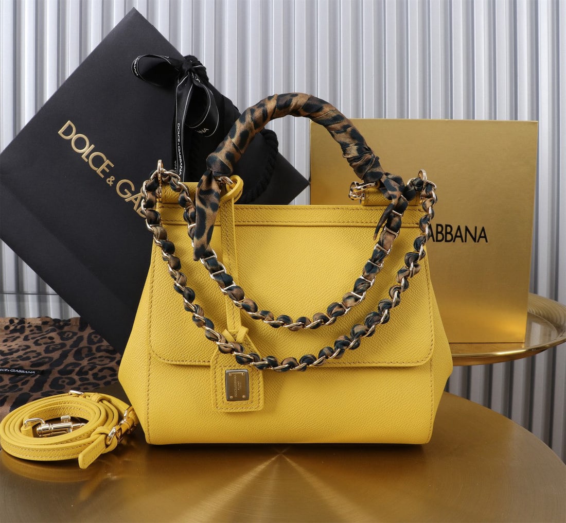 Dolce & Gabbana: The iconic Dolce & Gabbana Sicily collection is now presented in a compact version, offering easy storage for frequently used items. Its unique design features a hidden magnetic closure on the front f