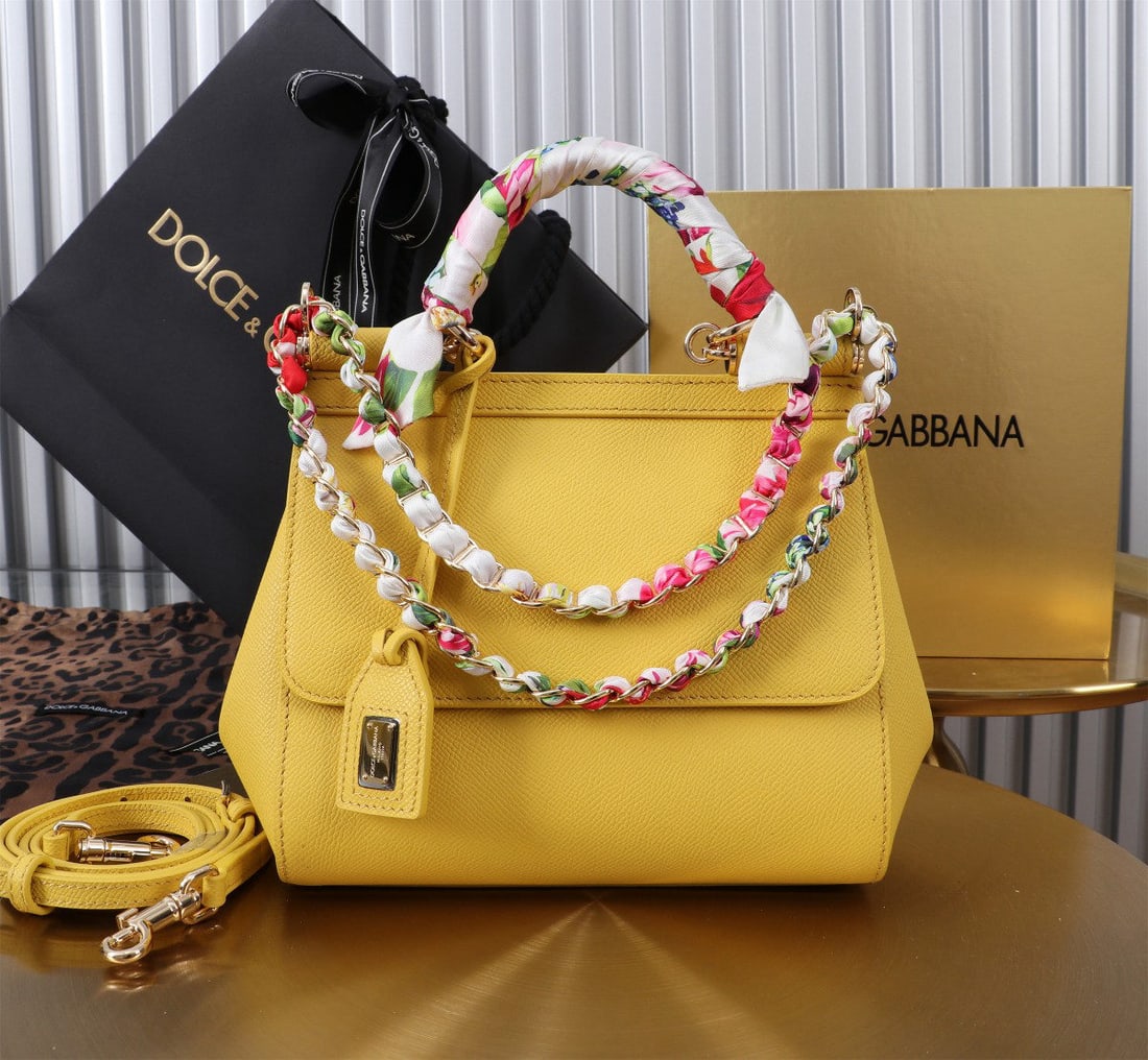 Dolce & Gabbana: The iconic Dolce & Gabbana Sicily collection is now presented in a compact version, offering easy storage for frequently used items. Its unique design features a hidden magnetic closure on the front f