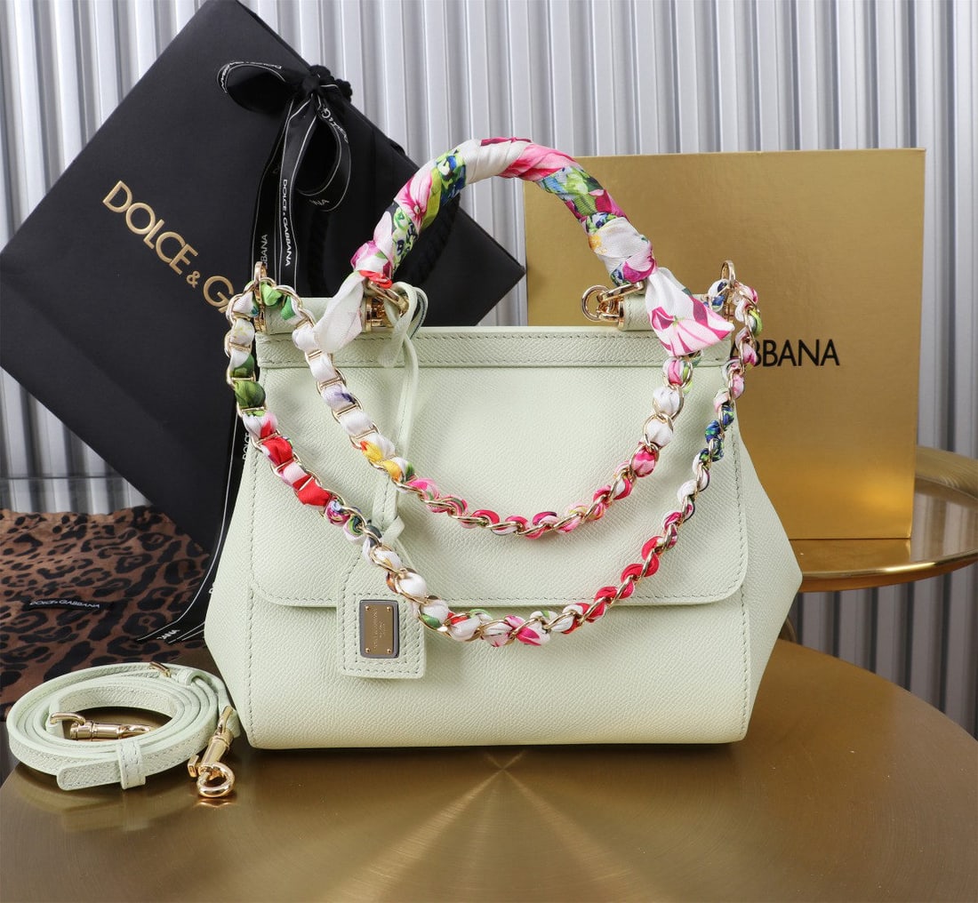 Dolce & Gabbana: The iconic Dolce & Gabbana Sicily collection is now presented in a compact version, offering easy storage for frequently used items. Its unique design features a hidden magnetic closure on the front f