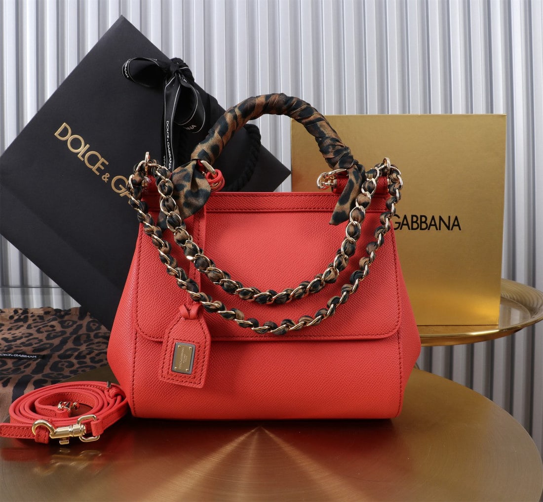 Dolce & Gabbana: The iconic Dolce & Gabbana Sicily collection is now presented in a compact version, offering easy storage for frequently used items. Its unique design features a hidden magnetic closure on the front f