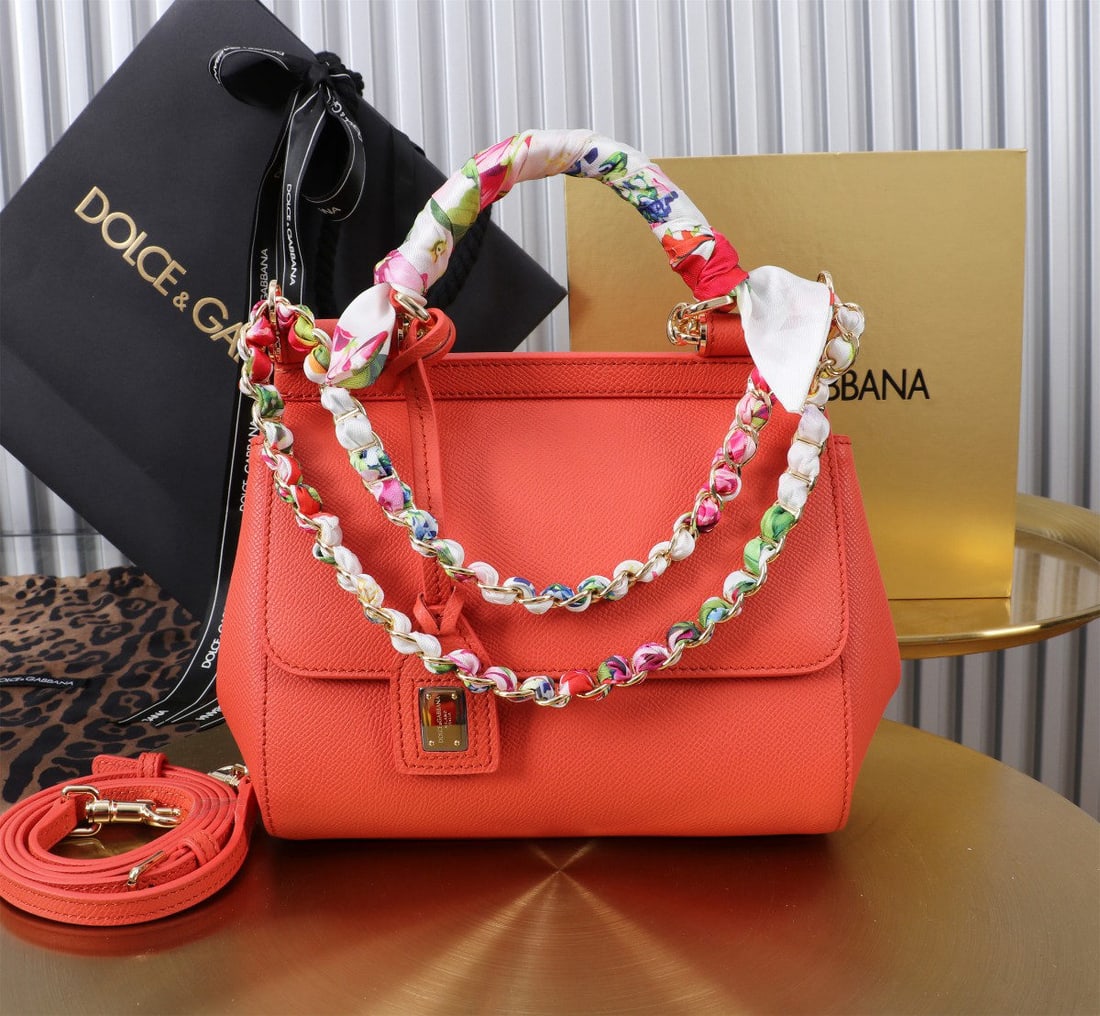 Dolce & Gabbana: The iconic Dolce & Gabbana Sicily collection is now presented in a compact version, offering easy storage for frequently used items. Its unique design features a hidden magnetic closure on the front f