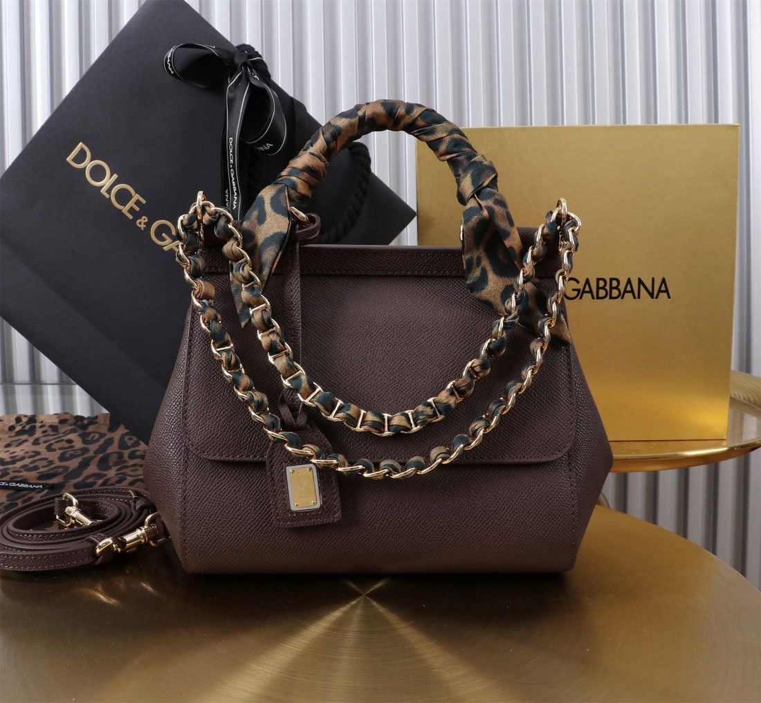Dolce & Gabbana Sicily: The iconic Dolce & Gabbana Sicily collection is now presented in a compact version, offering easy storage for frequently used items. Its unique design features a hidden magnetic closure on the front f