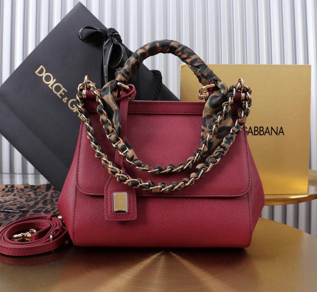 Dolce & Gabbana Sicily: The iconic Dolce & Gabbana Sicily collection is now presented in a compact version, offering easy storage for frequently used items. Its unique design features a hidden magnetic closure on the front f