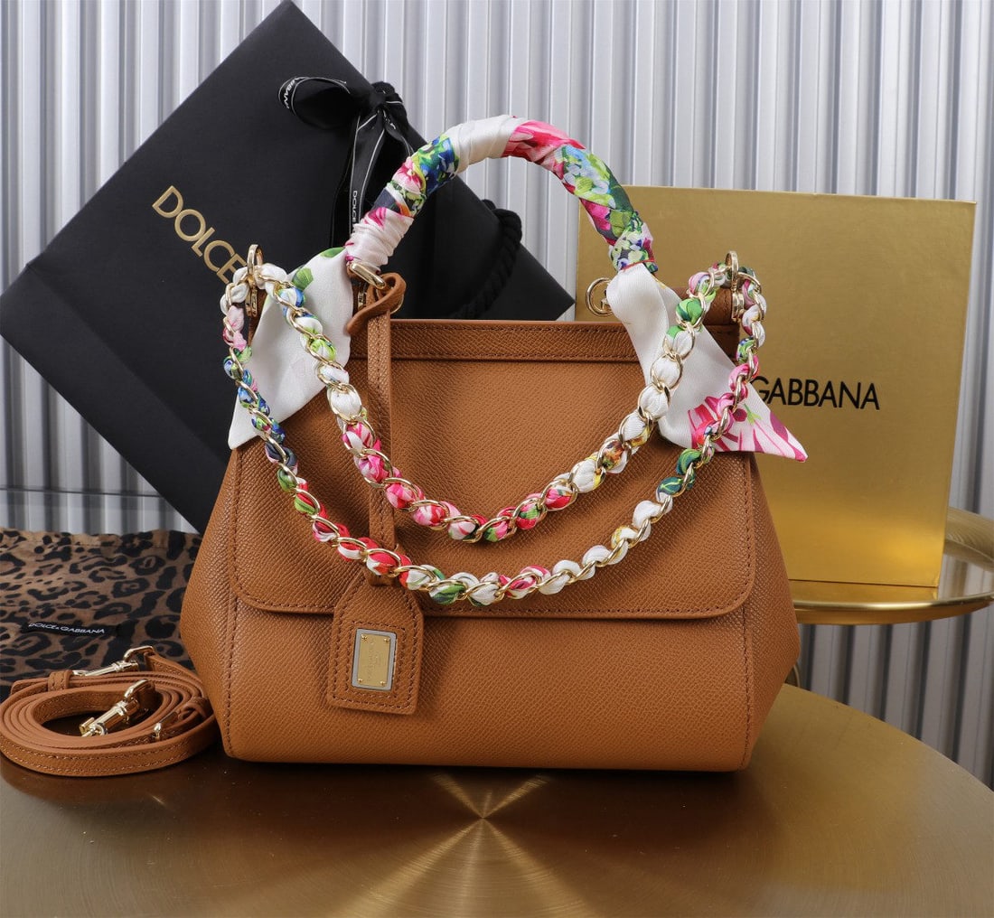 Dolce & Gabbana Sicily: The iconic Dolce & Gabbana Sicily collection is now presented in a compact version, offering easy storage for frequently used items. Its unique design features a hidden magnetic closure on the front f